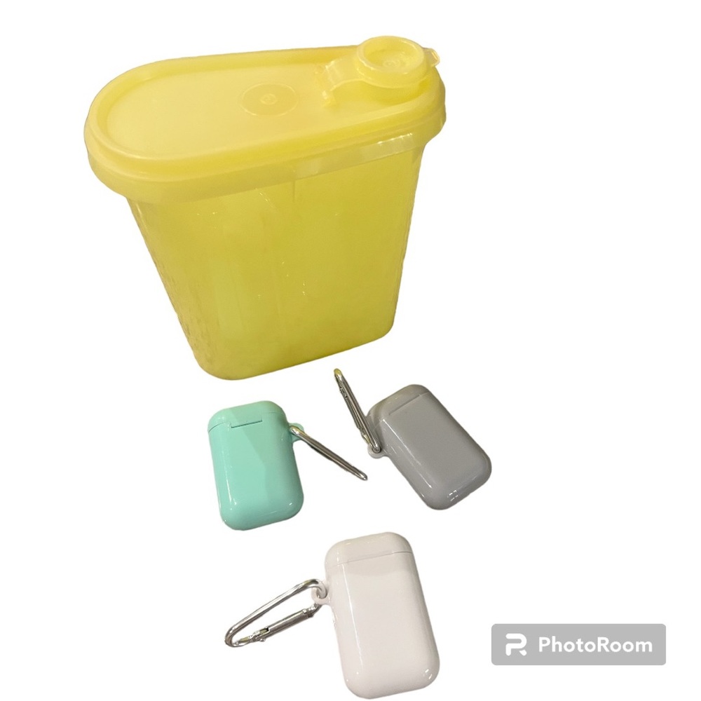 Vintage yellow Tupperware beverage container. I believe this is the 1 qt size